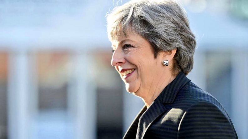 Политика: Большинство британцев не готовы отправить Терезу Мэй в отставку