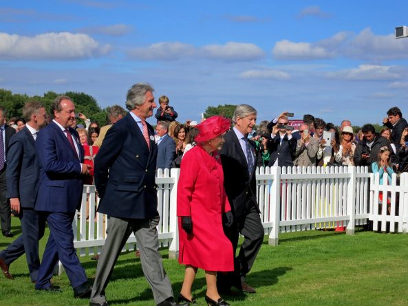 Бизнес и финансы: Королева Елизавета ІІ заработала £7 млн на конных скачках