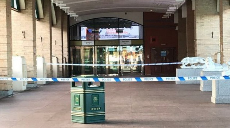 Происшествия: В торговом центре Манчестера подросток упал с моста