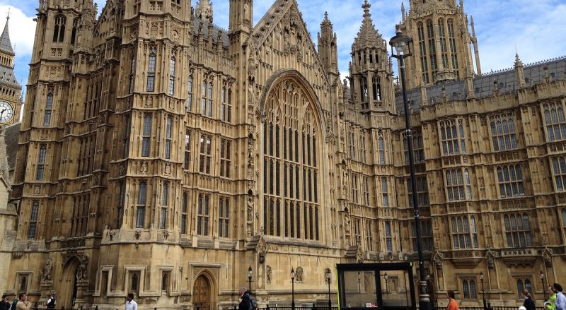 Политика: Премьер требует принятия мер после недавних скандалов в Вестминстере