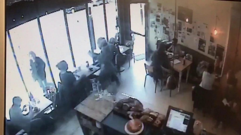 Происшествия: Мопедист обокрал женщину в лондонском кафе