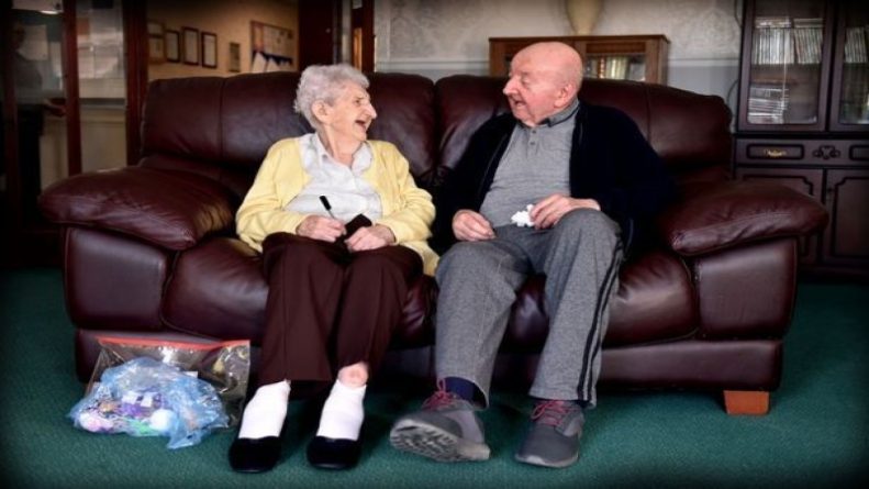 Общество: Женщина переехала в дом престарелых, чтобы ухаживать за своим 80-летним сыном