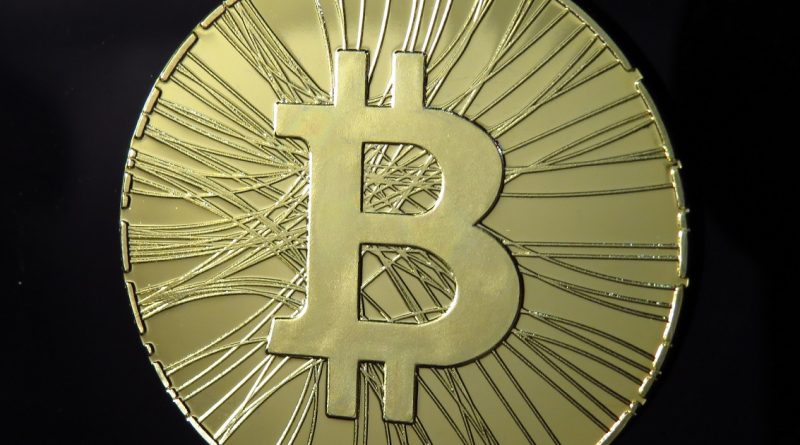 Бизнес и финансы: Цена за биткойн достигла рекордной отметки $8 тысяч