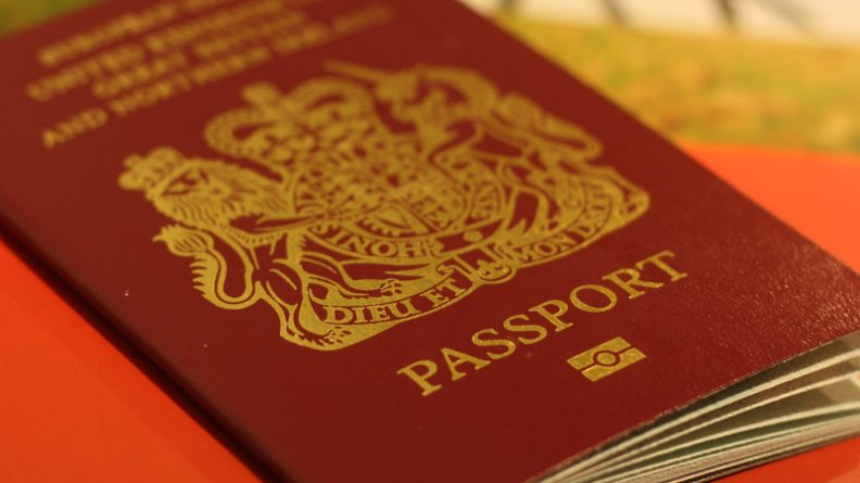 Общество: Новые британские паспорта будут напечатаны за границей?