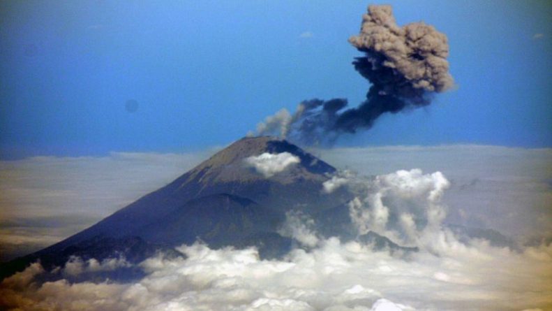 В мире: Бали превратился в ловушку: тысячи туристов застряли на острове из-за извержения вулкана Агунг