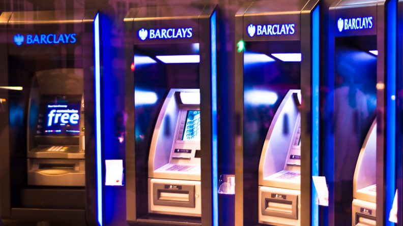 Бизнес и финансы: Бесплатные банкоматы исчезнут с улиц Британии