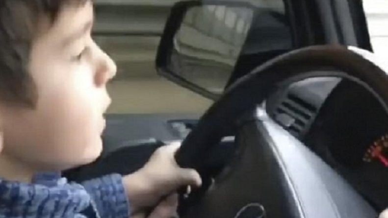 В мире: Четырехлетний мальчик за рулем автомобиля в Москве