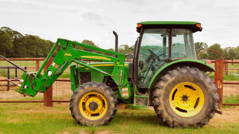 Происшествия: Ирландского фермера оштрафовали за пикапинг на тракторе