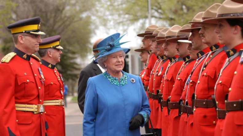 Общество: Paradise Papers: королева Елизавета II инвестировала в офшоры £10 млн