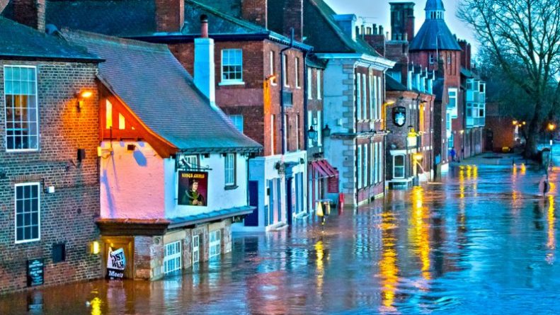 Происшествия: Наводнения парализовали Ланкашир