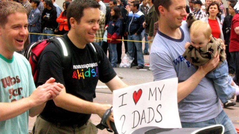 Общество: Детей в Великобритании все чаще усыновляют однополые пары