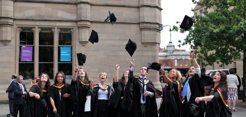 Общество: Долги британских студентов: есть ли решение?