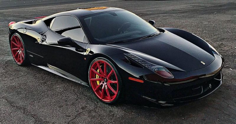 Общество: Водитель Ferrari не хочет платить штраф за то, что поставил авто на два парковочных места