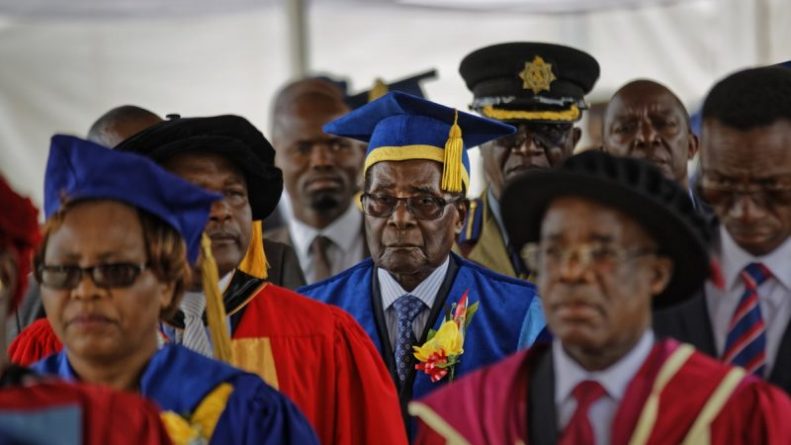 В мире: Президент Зимбабве Роберт Мугабе впервые после военного переворота появился на публике