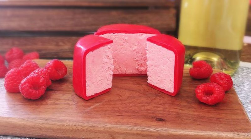 Досуг: В Британии теперь можно купить розовый сыр со вкусом просекко