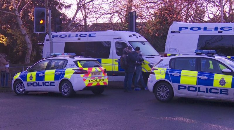 Угнанный автомобиль врезался в дерево в Лидсе, погибло 5 человек 26112017 Происшествия: Угнанный автомобиль врезался в дерево в Лидсе, погибло 5 человек