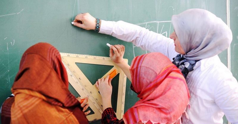 Общество: Британских школьниц опросят, почему они носят хиджаб