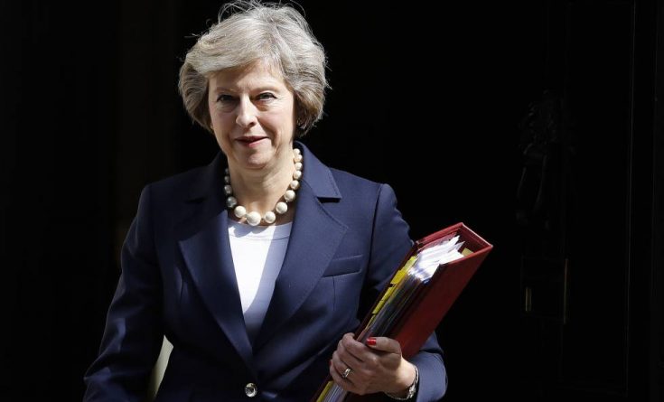 Политика: Британию штормит, а Тереза Мэй пытается удержать штурвал