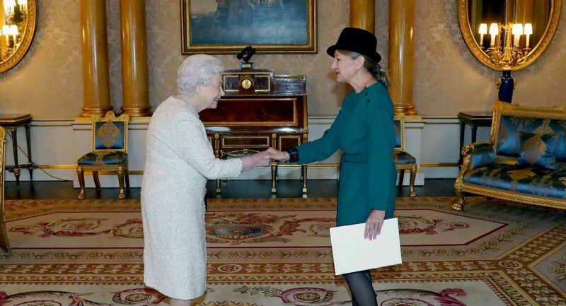 Политика: Посол Эстонии вручила верительные грамоты королеве Елизавете II