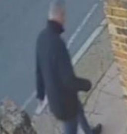 Полиция обнародовала новые снимки маньяка, нападающего на женщин и детей в Лондоне рис 3