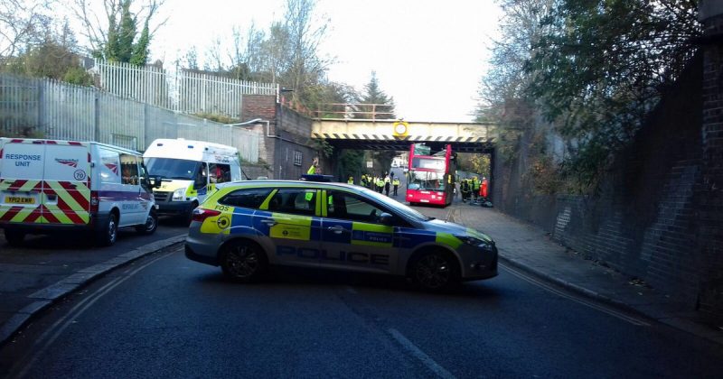 Происшествия: Лондонский даблдекер не рассчитал габариты для проезда под мостом