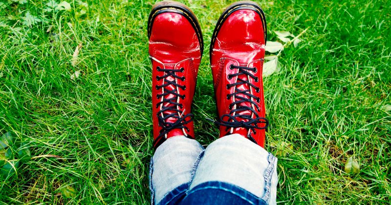 Общество: Родителей оскорбил пост школы в Facebook о связи успехов учеников с их обувью