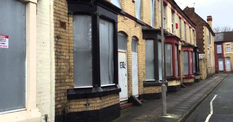 Недвижимость: Семья отремонтировала разрушенный дом, купленный за £1