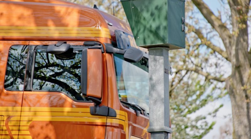 Полиция сняла на видео водителя, управляющего грузовиком с ногой на приборной панели 06112017 Закон и право: Полиция сняла на видео водителя, управляющего грузовиком с ногой на приборной панели