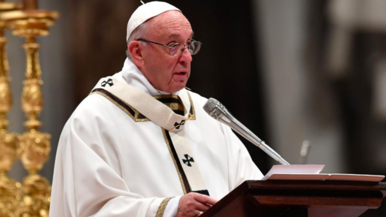 В мире: Папа римский помолился за мигрантов