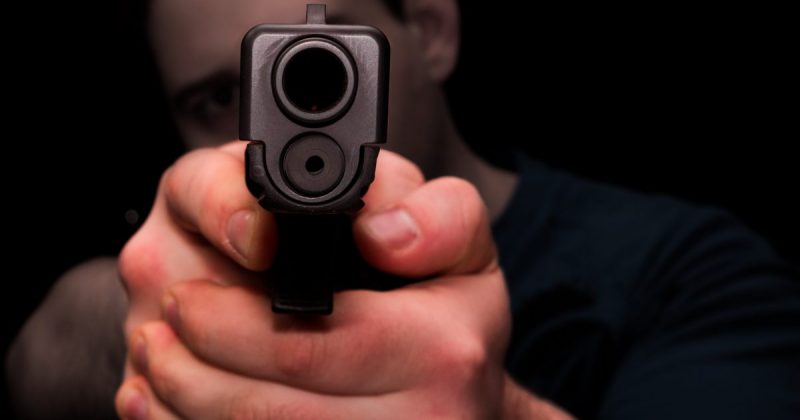 Происшествия: Лондон: мужчина с оружием напугал посетителей кафе