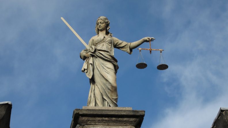 Закон и право: Судьи обвиняют Министерство юстиции в расовой дискриминации