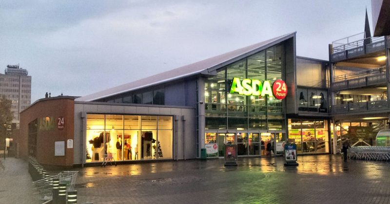 Общество: Супермаркет Asda в Барри бесплатно раздает оставшиеся овощи