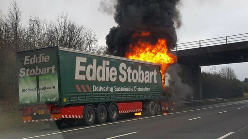 Происшествия: На британском шоссе загорелся грузовик с пивом