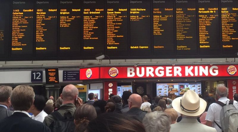 В Англии транспортный коллапс: дороги перекрыты, поезда отменены 08122017 Без рубрики: В Англии транспортный коллапс: дороги перекрыты, поезда отменены