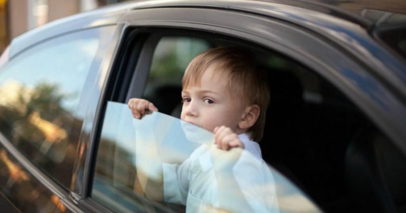 Популярное: Законно ли оставлять ребенка в машине, пока родители расплачиваются за бензин