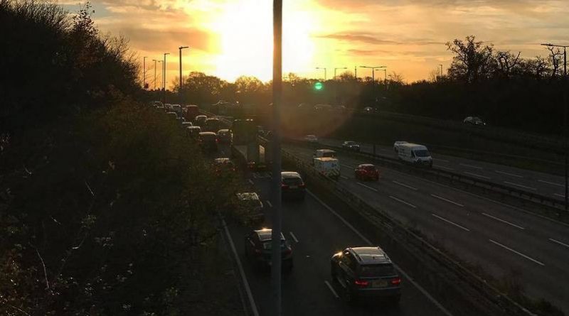 Двое полицейских сбиты автомобилем в Бренте 17122017 Происшествия: Двое полицейских сбиты автомобилем в Бренте