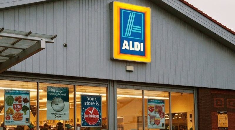 Aldi отдает оставшуюся еду всем нуждающимся в канун Рождества 02122017 Общество: Aldi отдает оставшуюся еду всем нуждающимся в канун Рождества