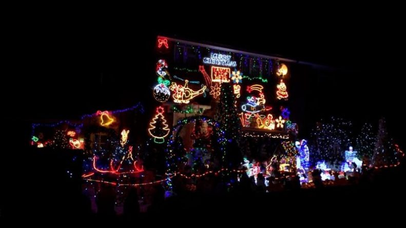 Общество: Семья украсила свой дом рождественскими гирляндами, чтобы позлить соседей