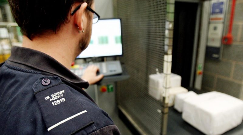 В портах Великобритании в преддверии Рождества изъяли поддельных товаров на миллионы фунтов 08122017 Общество: В портах Великобритании в преддверии Рождества изъяли поддельных товаров на миллионы фунтов