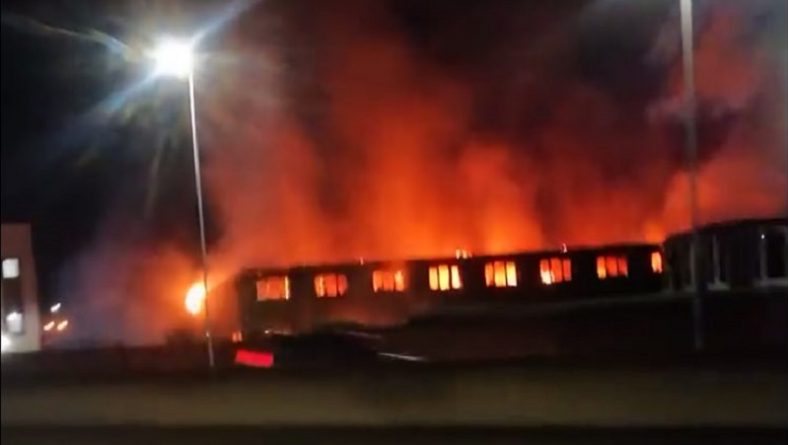Происшествия: Пожар в Дисайде: эвакуирован отель, дорога перекрыта