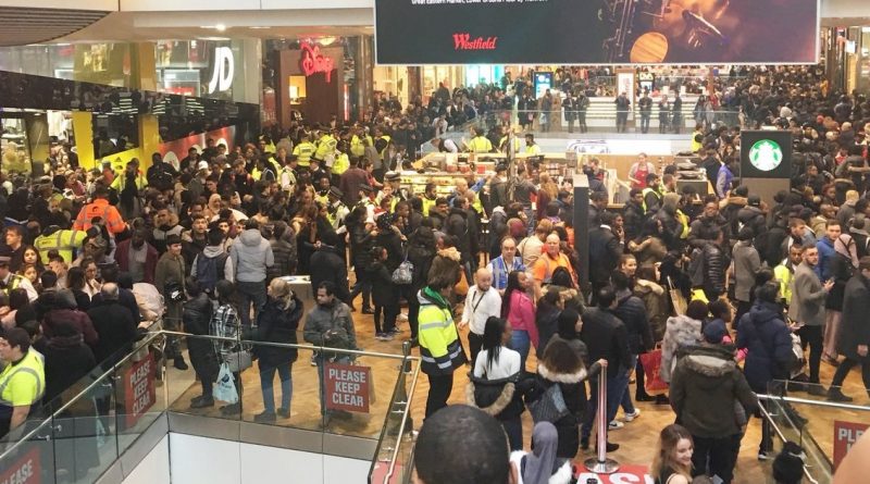 Происшествия: Беспорядки в торговом центре Лондона: двое полицейских получили ранения