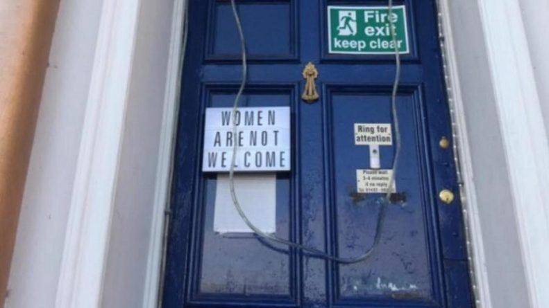 Общество: Владелец отеля установил на входной двери вывеску "Женщины не приветствуются"
