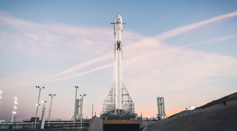 Запуск ракеты-носителя Falcon 9 вызвал ажиотаж среди жителей США 23122017 В мире: Запуск ракеты-носителя Falcon 9 вызвал ажиотаж среди жителей США