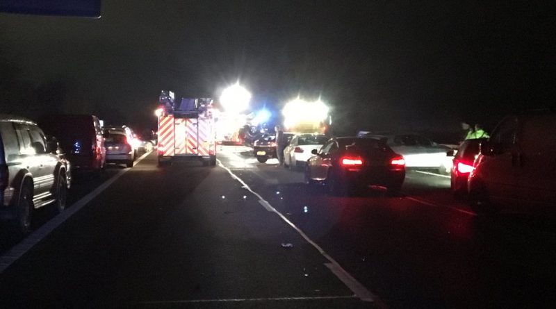 Авария на магистрали М40: два человека погибли, четверо ранены 24122017 Происшествия: Авария на магистрали М40: два человека погибли, четверо ранены