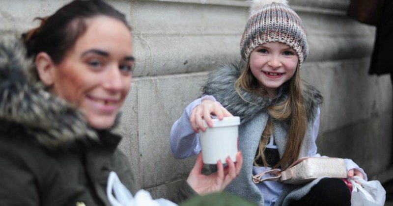 Общество: Девочка потратила подаренные на день рождения деньги, чтобы накормить бездомную