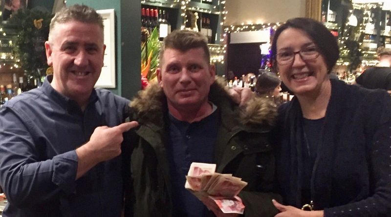 Общество: Рождественское чудо: весь мир помог отыскать владельца забытых в баре денег