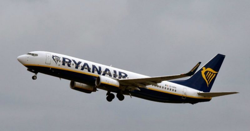 Популярное: Пассажиров Ryanair 6 часов продержали на борту самолета без еды и воды