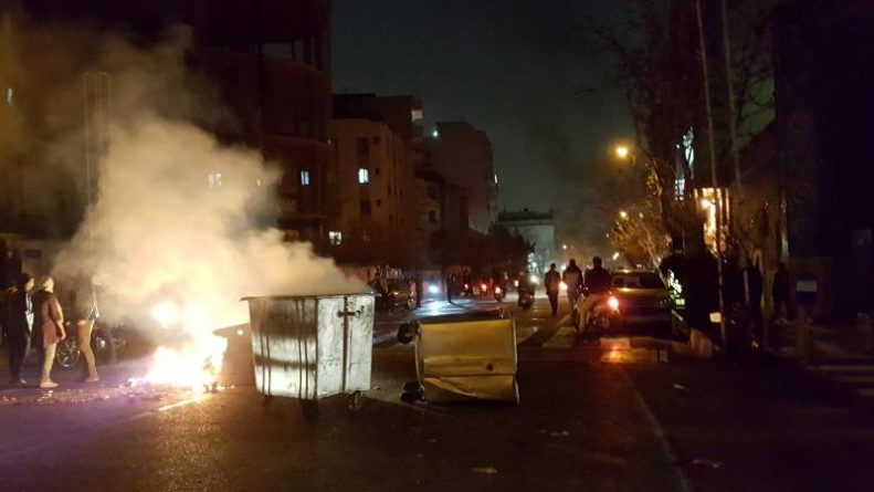Политика: Протесты в Иране переросли в беспорядки и жестокое насилие