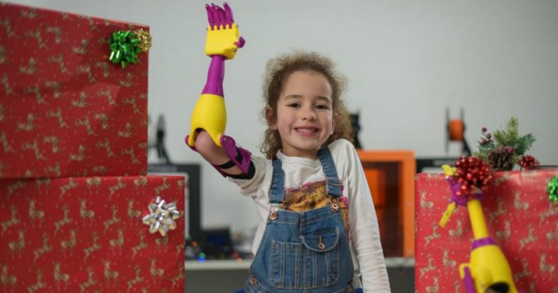 Популярное: Девочке без руки подарили на Рождество протез, сделанный на 3D-принтере