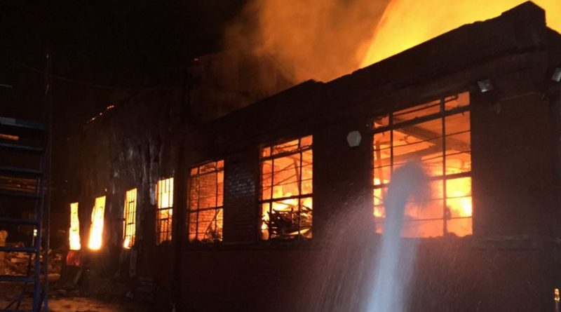 Происшествия: В Сметвике сильный пожар уничтожил склад мебельной фабрики
